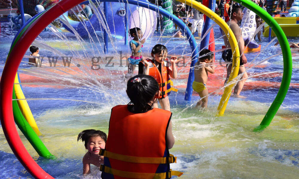 如何设计水上乐园的水上滑梯水幕投影设备？