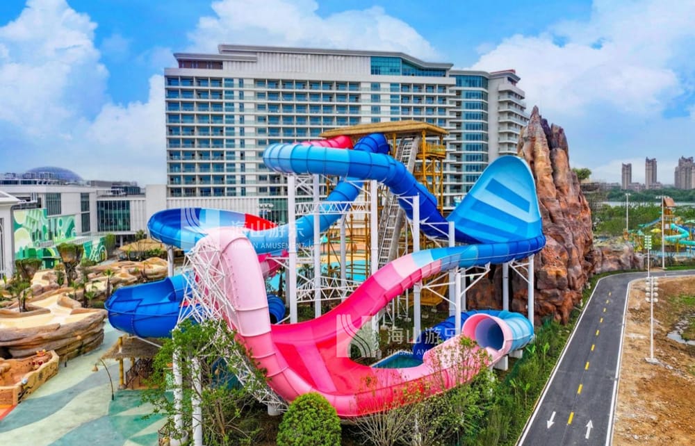 双重风暴，极致竞速——星际盘旋+巨浪翻滚组合引爆水乐园刺激体验